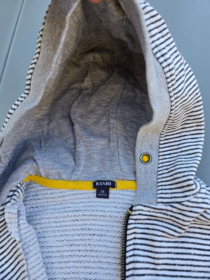 Pull sweat gilet zippé à capuche 5 ans garcon kiabi en tres bon etat - photo numéro 5