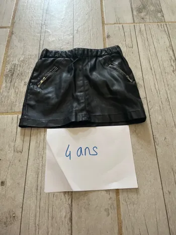 Très jolie jupe en similicuir 4 ans