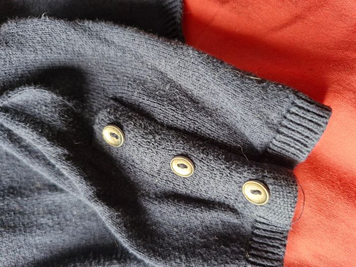 Pulls col romantique et boutons décoratifs dorés - photo numéro 9