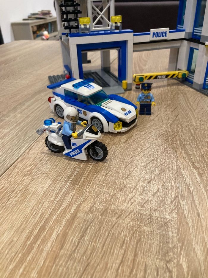 Lego 60141 Le commissariat de police - photo numéro 4