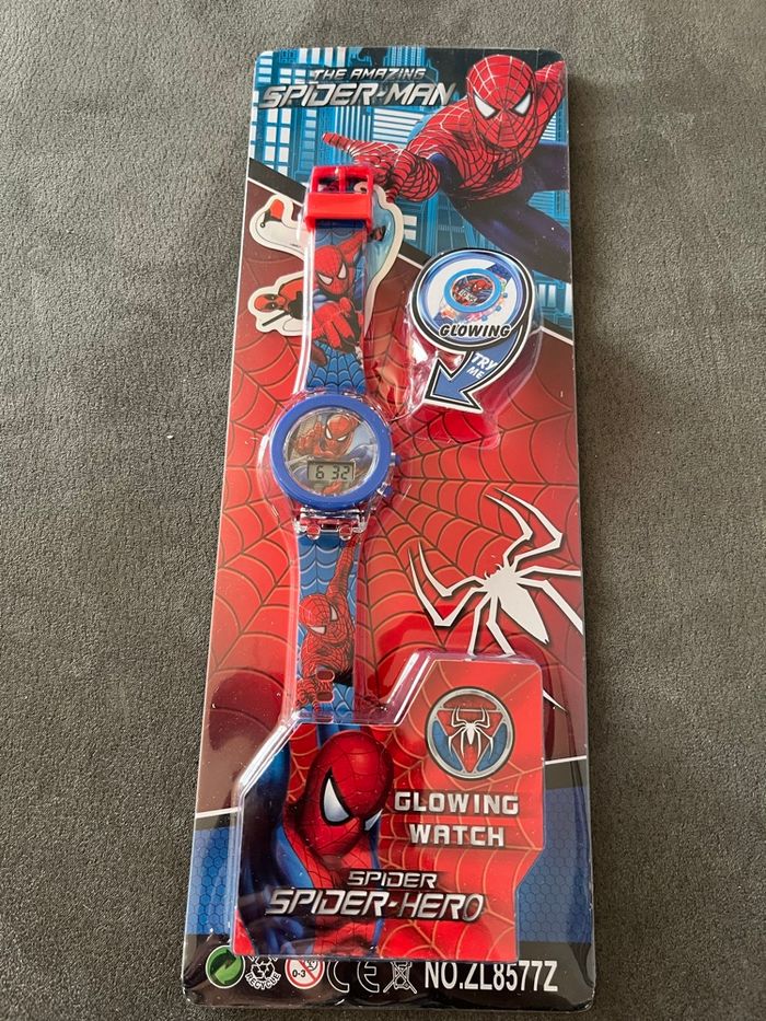 Montre digitale lumineuse enfant Spiderman - photo numéro 2