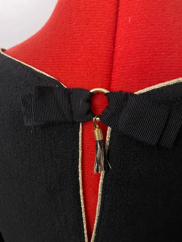 Robe noire droite col v liseré doré Sweewë - photo numéro 4