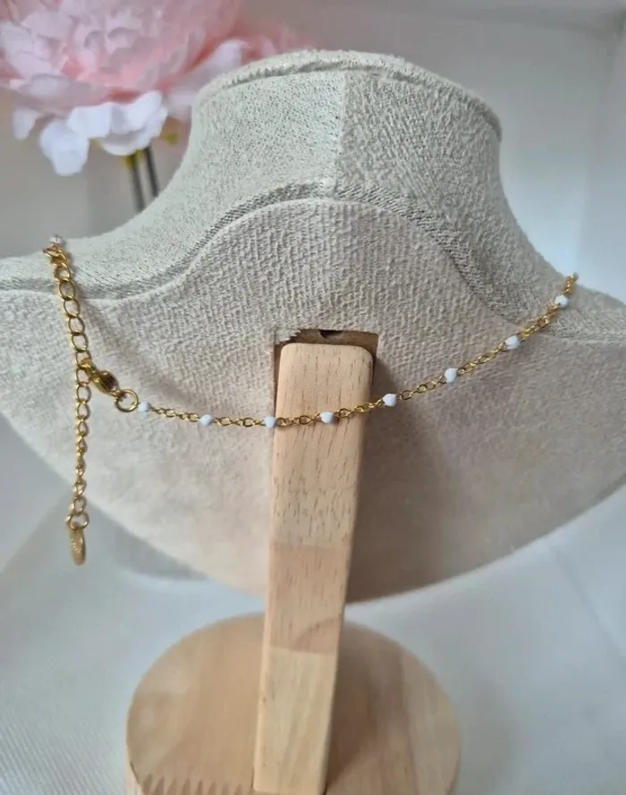 Collier court ras du cou style gigi 🌸 en acier inoxydable perles blanches - photo numéro 3