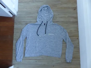 Joli sweat gris a capuche court mais pas trop en S