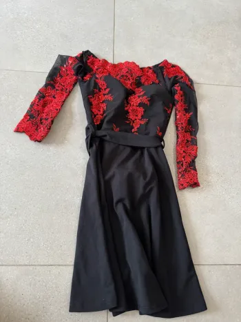 Robe rouge et noire New collection, très bon état, 36*85cm