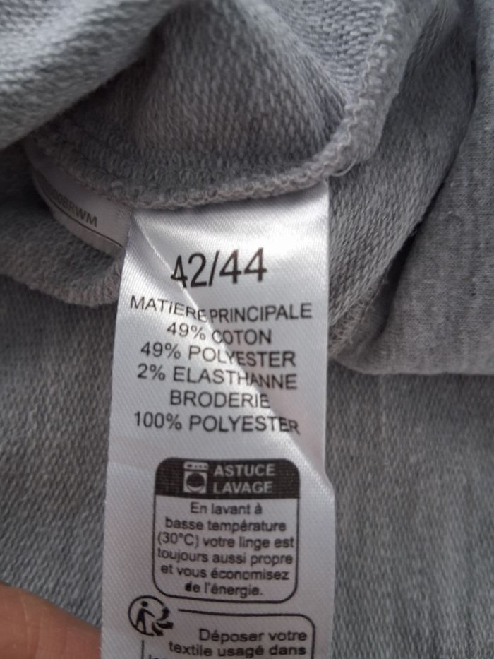 Sweat gris clair  avec cœur en bouclette - photo numéro 2