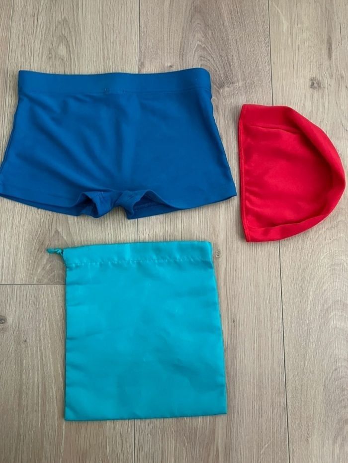Peignoir Martin, maillot et bonnet de bain, sac à maillot mouillé taille 6 ans, chaussons taille 33 - photo numéro 4