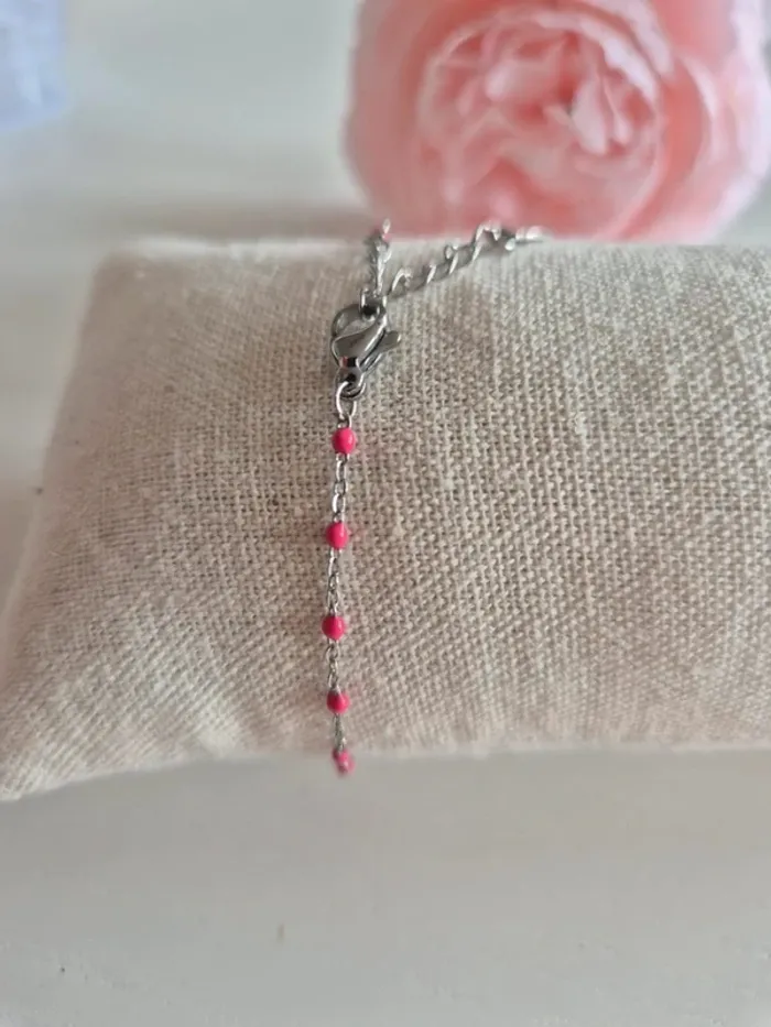 bracelet argenté avec croix chrétienne perles résines rose - photo numéro 3