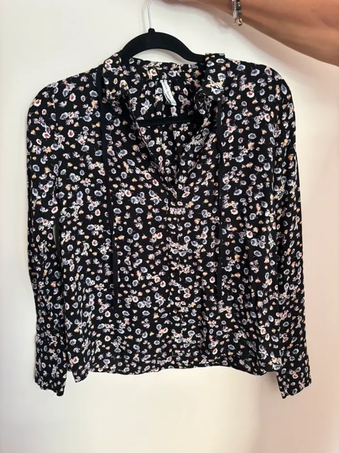 chemisier bershka fleuris élégant taille M