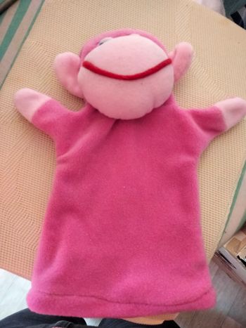 Marionnette singe rose