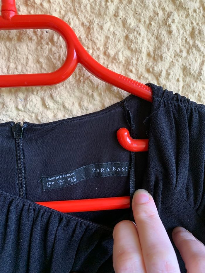 Robe noire drapée Zara Basic taille 38 - photo numéro 4