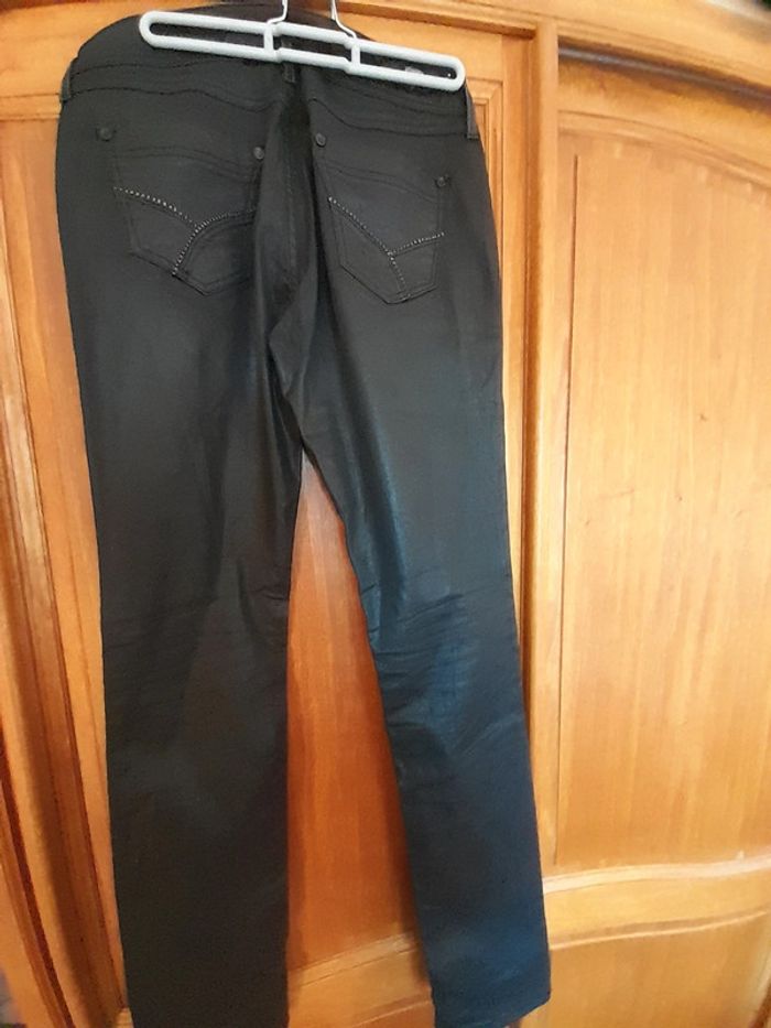 Pantalon noir et brillant - photo numéro 2