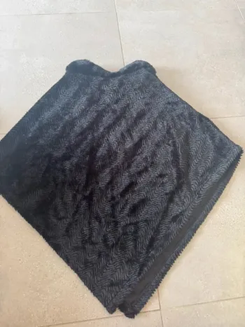Poncho noir doux, très bon état, taille unique