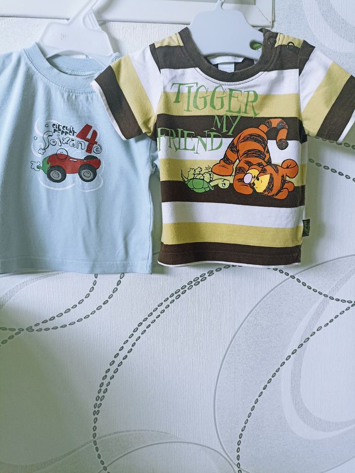 Lot de 2 tee shirts 6 mois. Disney et 64.
