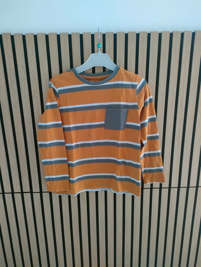 Lots de tee shirt et pull taille 8ans - photo numéro 3