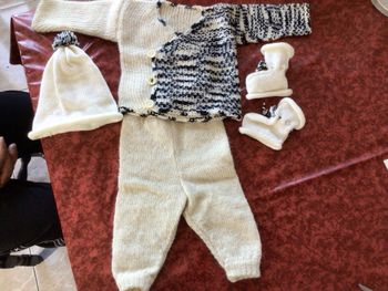 Ensemble bébé cache cœur,pantalon ,bonnet ,chaussons,