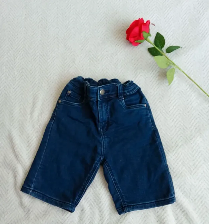 Short en jeans garçon ⭐ très bon état ⭐ Taille 6 ans ⭐ tape a l'oeil