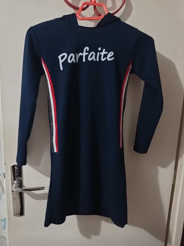Robe bleu marine avec capuche