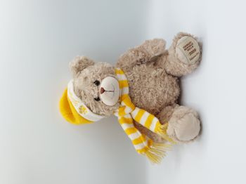 Peluche doudou ours beige GIORGIO Beverly Hills 2009 bonnet écharpe jaune blanc