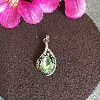 pendentif fantaisie métal argenté strass blanc pierre synthétique verte