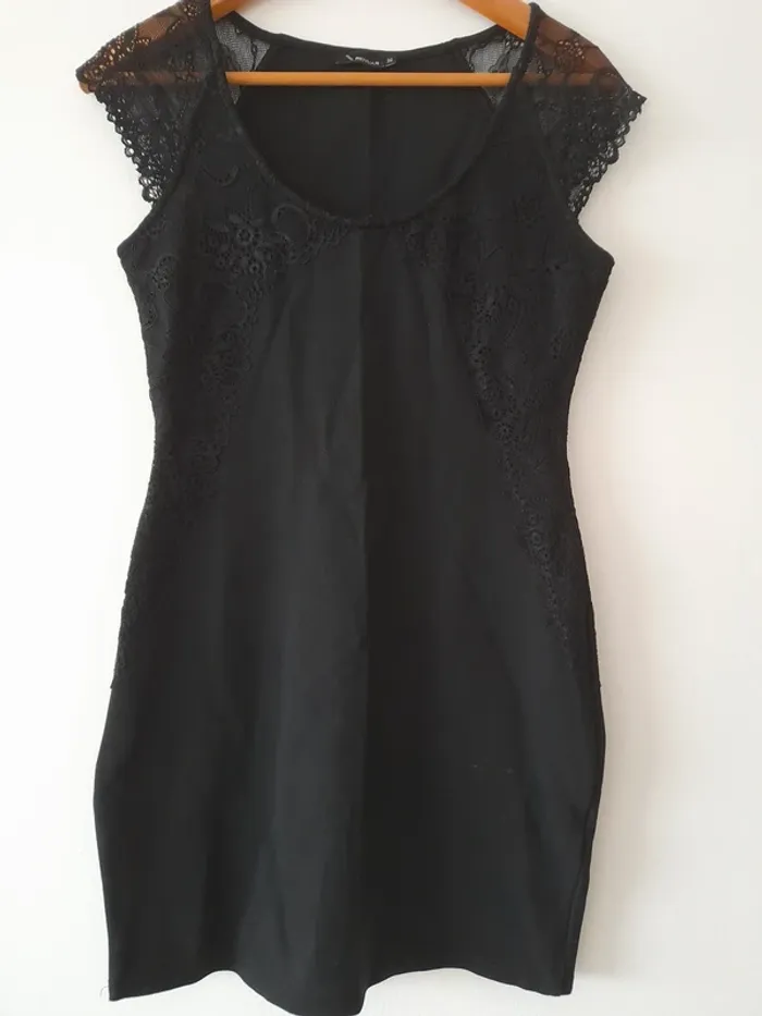 Robe courte moulante et épaules en dentelle