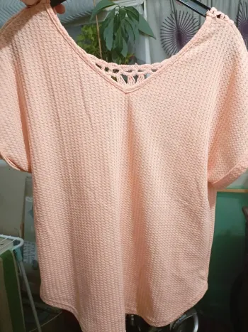 Haut abricot pastel manches courtes