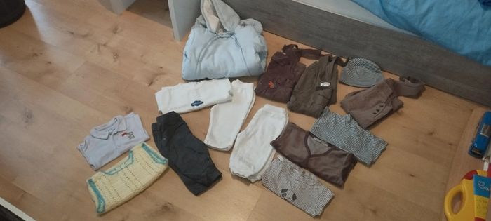 Lot de 13 vêtements pour garçon en taille 6 mois