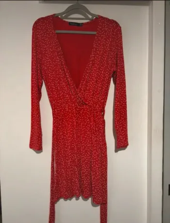 🎀 Robe portefeuille rouge à étoiles blanches Boohoo – Taille 38