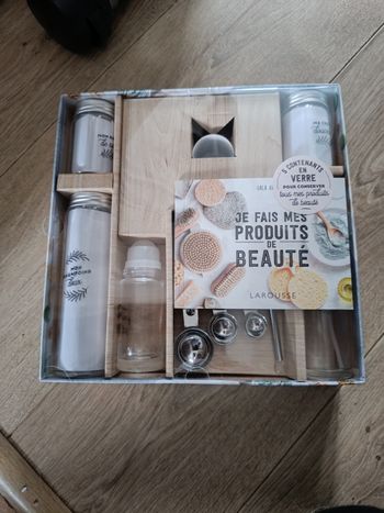 Coffret je fais mes produits de beauté Larousse neuf 

Coffret pour fabriquer ses produits de beauté neuf 

Idéal pour cadeau de Noël ou autre