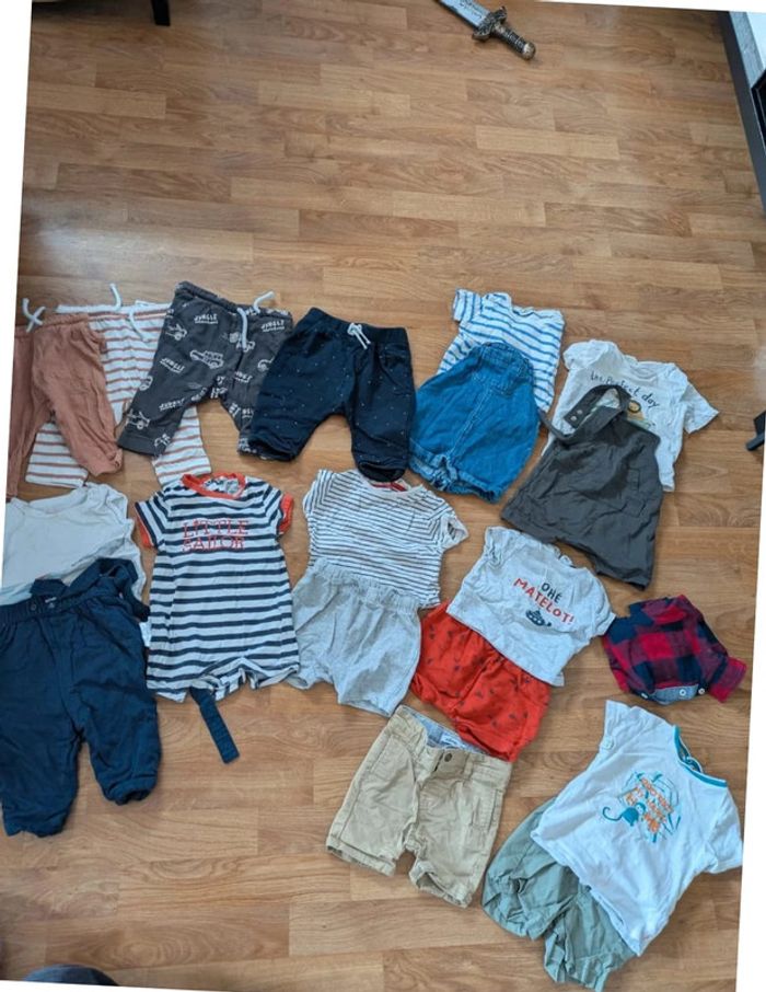 Lot de 18 vêtements 6 mois