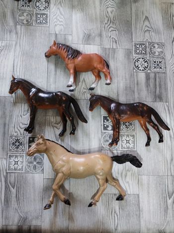 Lot 4 chevaux PVC plastiques