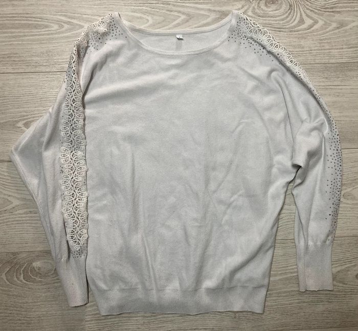 Pull blanc avec manche brodé