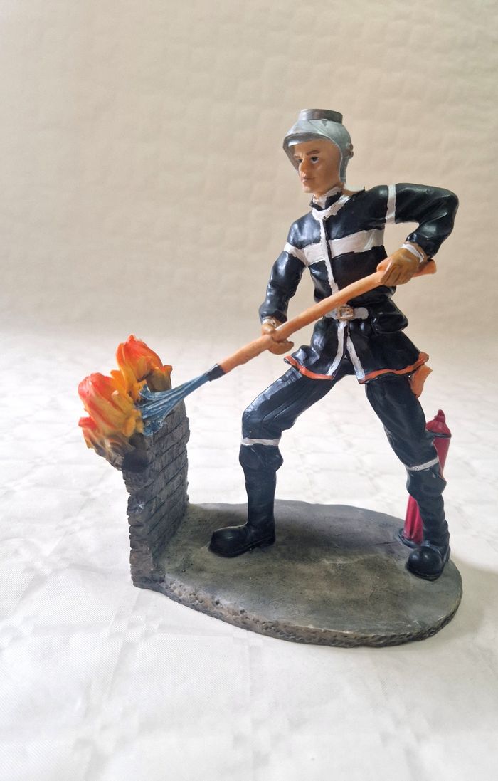 Figurine Sapeur pompier qui éteint un feu