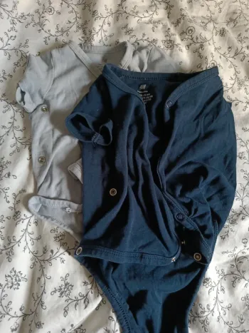 2 bodies bleus croisés H&M manches courtes 68 cm