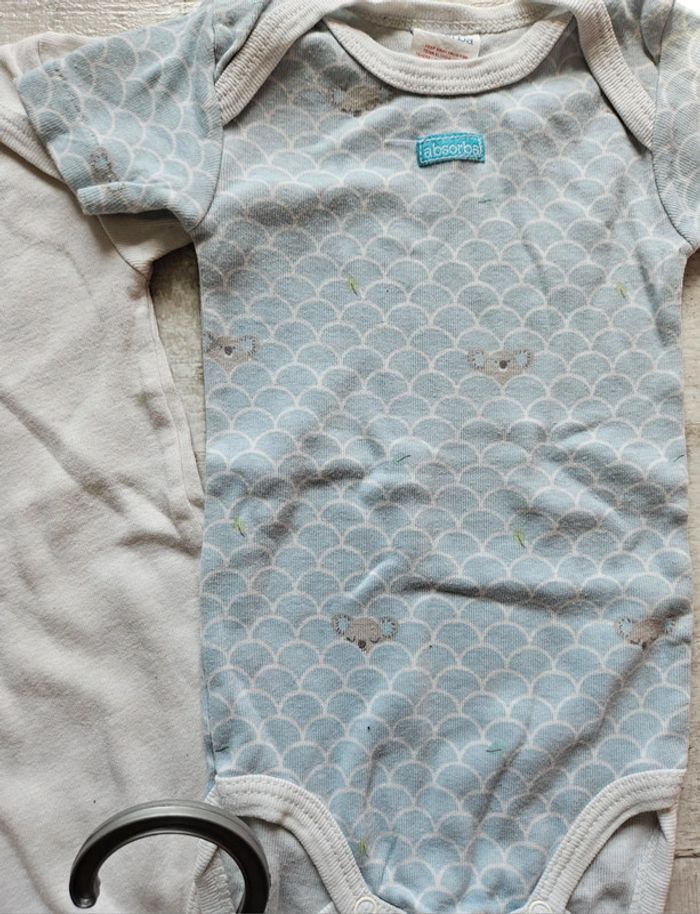 Lot bodys et short 6 mois - photo numéro 4