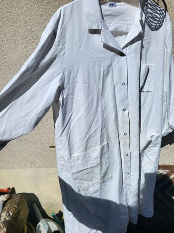 Blouse taille 3 qq taches qui devraient partir et un accro repris
