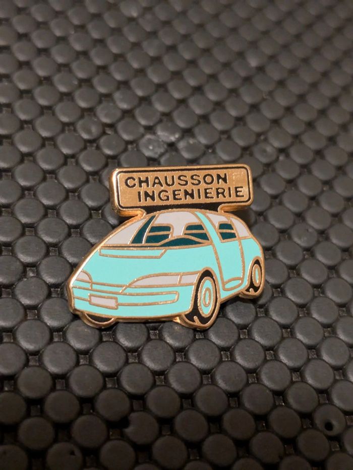 Pin's chausson ingénieurie Renault signé Decat
