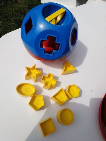 Boîte à forme vintage enfant, jeu, jouet, encastrement dès 2 ans , motricité fine, vintage, plastique, jaune, bleu, motricité fine