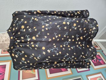 Blouse manches longues Gina Tricot noire à fleurs jaunes taille 36-38