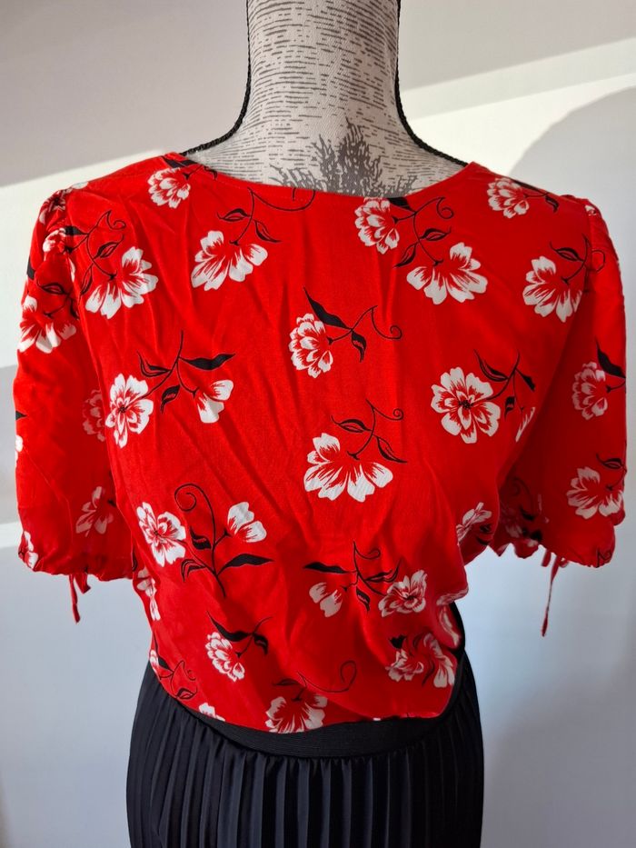 Blouse, haut rouge a fleurs noires et blanches - photo numéro 9