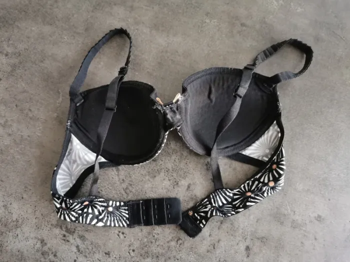 Soutien gorge noir et blanc - photo numéro 2