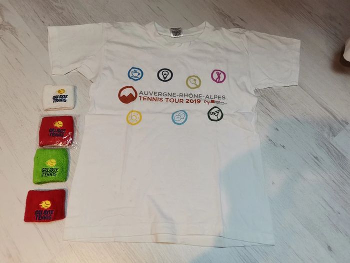 Tee shirt de tennis et bracelet éponges