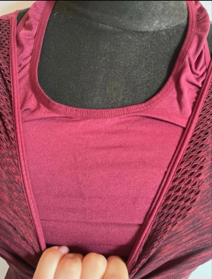 Haut de sport bordeaux et noir taille M de chez Tissaia en très bon état - photo numéro 3