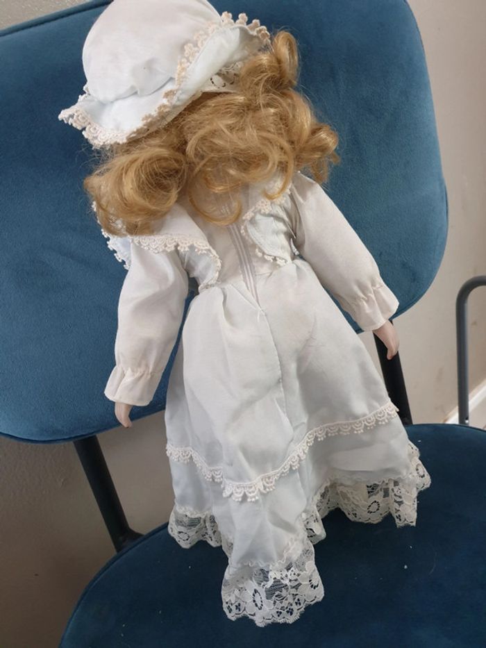 Poupée en porcelaine - photo numéro 8