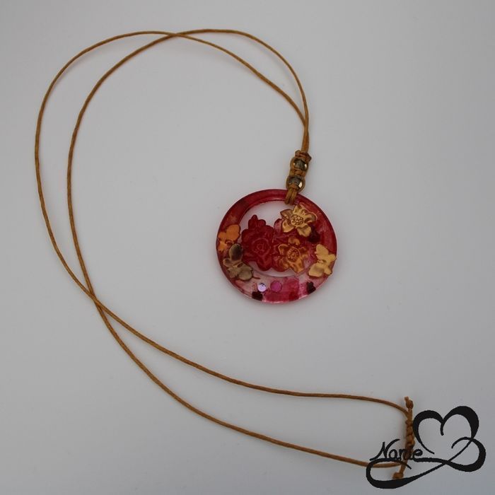 Pendentif en résine avec des fleurs rouges !!