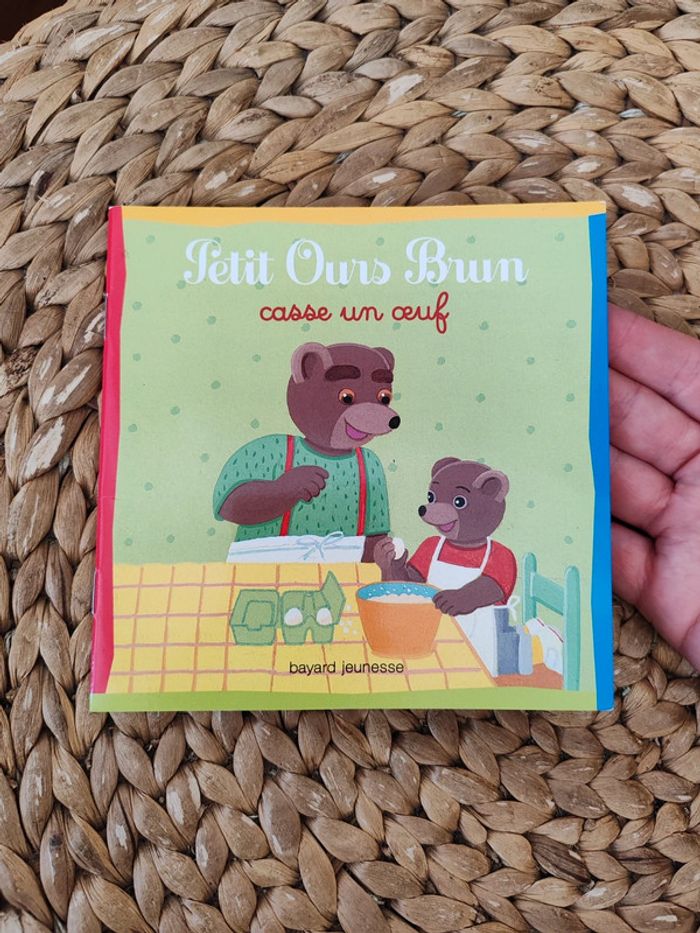 Livre petit ours brun casse un oeuf