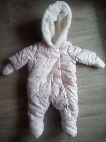 combinaison pilote rose pâle à motifs dorés sergent major