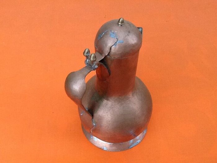 Théière ancienne Cuivre martelé et laiton - photo numéro 3