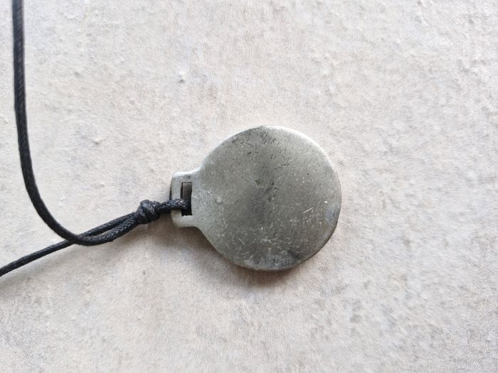 Pendentif rond type médaille avec symboles (runes anciennes) - photo numéro 4