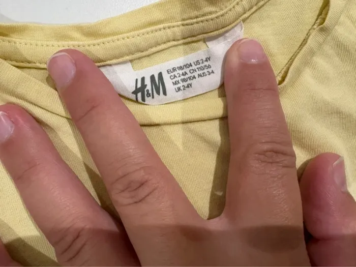 T-shirt manches courtes jaune licorne H&M 98/104 cm - photo numéro 3